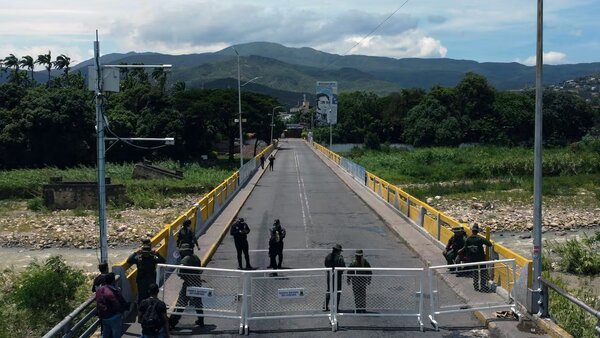 Maduro cierra frontera con Colombia por presunta "conspiración internacional" - 1000 Noticias