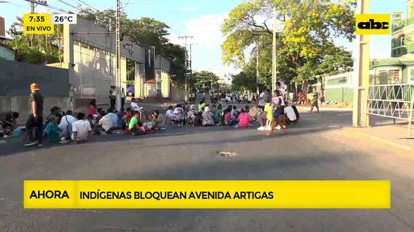 Video: Indígenas vuelven a cerrar la Avda. Artigas y exigen destitución del presidente del Indi - ABC Noticias - ABC Color