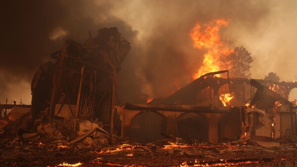 Las fotos del incendio en Los Ángeles: Hay 10 muertos y 10.000 estructuras en cenizas