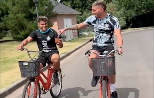Versus / Gastón Olveira y Rodney Redes se divierten tomando mate en bicicleta