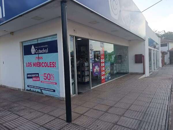 Ñemby: delincuentes violentaron el techo de una farmacia y robaron más de G. 3 millones - Nacionales - ABC Color