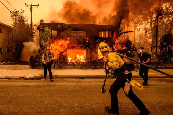 Ascienden a 10 los muertos por los incendios forestales en Los Ángeles - Unicanal
