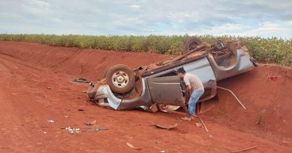 Diario HOY | Camioneta vuelca tras chocar contra barranco por densa polvareda