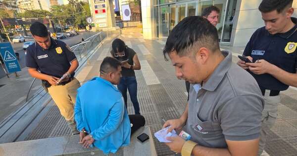 La Nación / En operativo de entrega vigilada, detienen a dos sujetos que extorsionaban a una persona