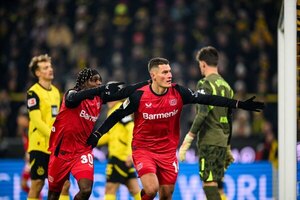 Versus / Leverkusen gana en Dortmund para seguir su persecución del Bayern