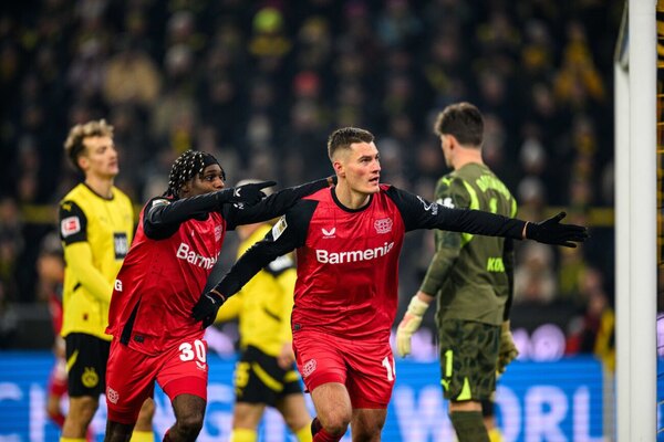 Versus / Leverkusen gana en Dortmund para seguir su persecución del Bayern