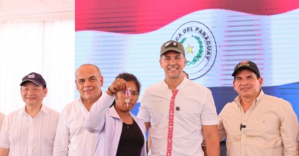 Baruja busca reivindicarse con Presidente Hayes y acompaña a Peña en la entrega de viviendas