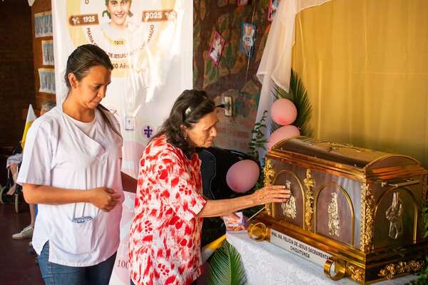 La reliquia peregrina de Chiquitunga visitó Hogar de Ancianos en Villarrica llevando fe y esperanza - Nacionales - ABC Color