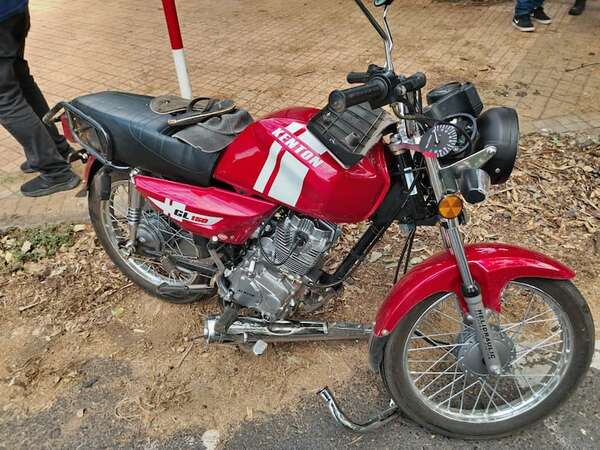 Joven motociclista fallece en accidente de tránsito en el barrio Los Laureles de Asunción - Policiales - ABC Color