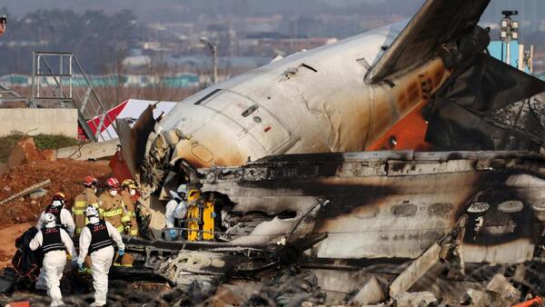 Las cajas negras del avión de Jeju Air dejaron de grabar 4 minutos antes del accidente