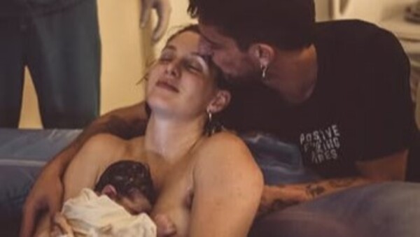 (GALERÍA) ¡Doña del pelotero Ale Silva tuvo a su bebé en una pileta en su casa!