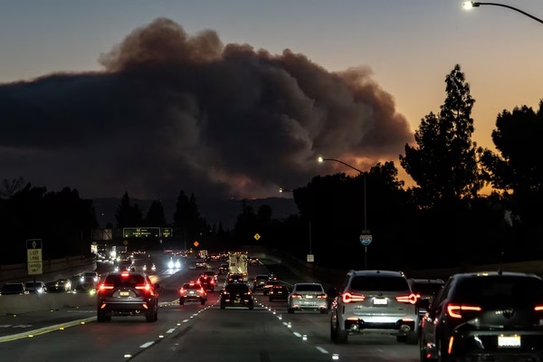 Los Ángeles emitió nueva orden de evacuación; el fuego se expande hacia el este - ADN Digital