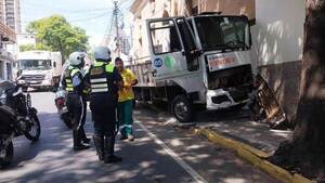 Camión municipal sin frenos se estrelló contra edificio •