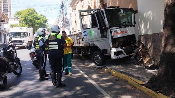 Camión municipal sin frenos se estrelló contra edificio •