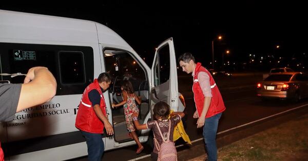 La Nación / Rescatan niños indígenas en la costanera de Encarnación
