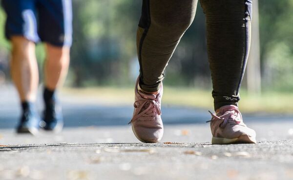 ¿Cómo nació el mito de los 10.000 pasos diarios y cuánto hay que caminar para reducir los riesgos de mortalidad?