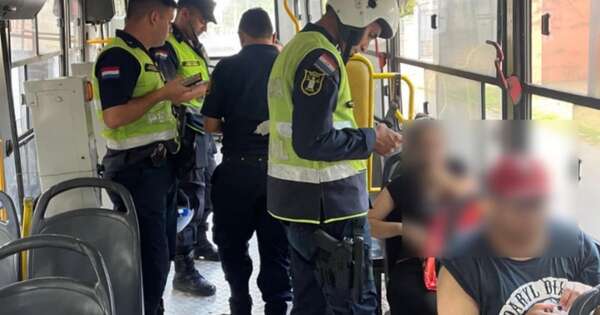 La Nación / Agentes policiales realizan controles aleatorios en rutas y buses