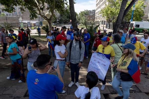 Venezolanos en Chile protestan por la investidura de Maduro: “Consumó un golpe de Estado” - Mundo - ABC Color