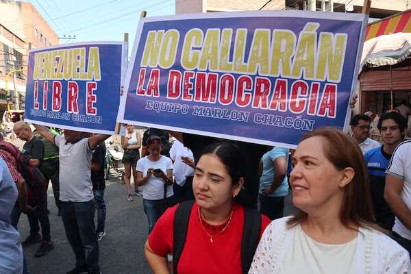 Estudiantes universitarios de Venezuela tildan de “ilegítima” la investidura de Maduro - Mundo - ABC Color