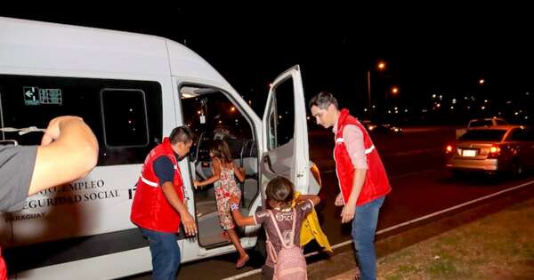 La Nación / Rescatan niños indígenas en costanera encarnacena