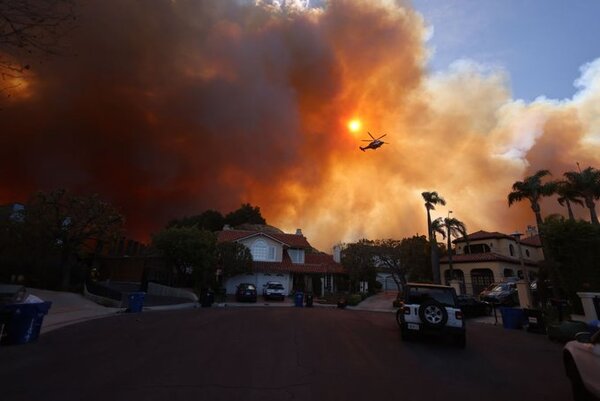 El Gobierno de los EE.UU. no logra controlar los incendios en Los Ángeles