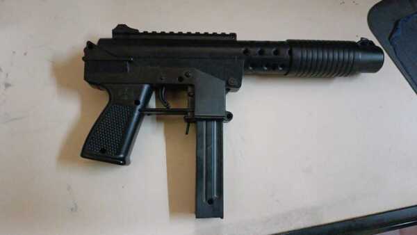 Motochorro intenta asaltar una bodega con fusil de juguete y termina preso en CDE