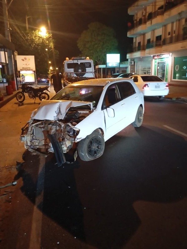 Conductor en estado de ebriedad choca contra vehículo estacionado - 1000 Noticias