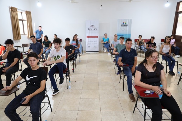Son más de 17 mil los estudiantes que aspiran a acceder a becas del Gobierno - ADN Digital