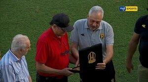 Versus / Guaraní rindió homenaje a Raimundo Aguilera, el "Arquero de América"