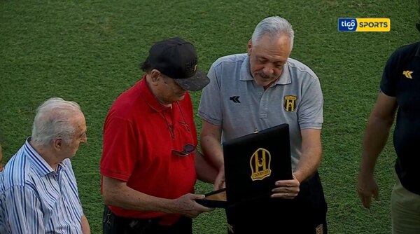 Versus / Guaraní rindió homenaje a Raimundo Aguilera, el "Arquero de América"