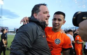 Versus / El saludo de "Coto" Nogués a la hinchada "más grande del Paraguay"