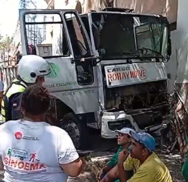 Chatarras de Nenecho: móvil dado de baja de PMT, provocó accidente en Asunción - Nacionales - ABC Color