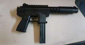 Diario HOY | Delincuente intentó asaltar una bodega con un fusil de juguete pero fue descubierto