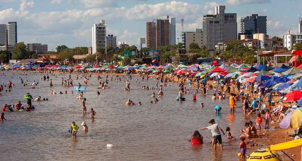Miles de turistas eligen aplacar el calor del verano en la Playa San José de Encarnación - Viajes - ABC Color