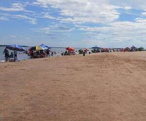 Ayolas: bañistas calman altas temperaturas en playa de Corateí - Nacionales - ABC Color