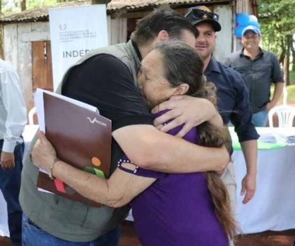 Otras 80 familias se suman a las más de 800 que ya tienen títulos entregados por el Indert en colonia Mandu'arã - .::Agencia IP::.