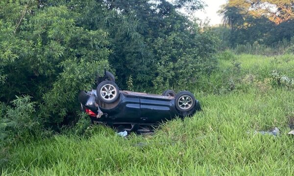 Aparatoso accidente en la ruta Ypané-Villeta deja daños materiales