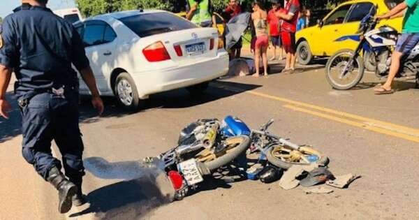 Diario HOY | Jóvenes circulaban de forma imprudente en la moto y acabaron chocando