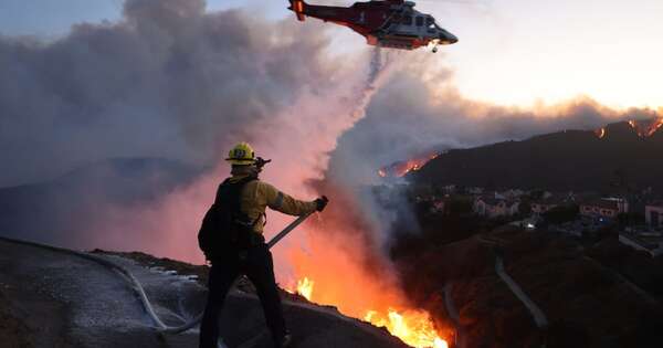 La Nación / Los Ángeles: intensa lucha de bomberos contra incendios