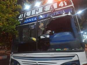 Bus de transporte público chocó contra local gastronómico en pleno centro de Asunción - Policiales - ABC Color