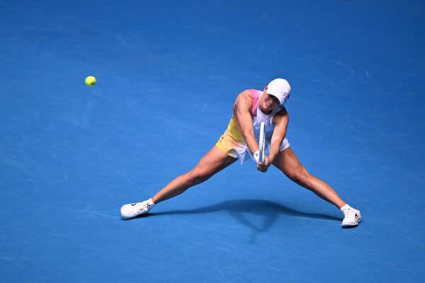 Versus / Swiatek se impone a Siniakova en su primera ronda del Abierto australiano
