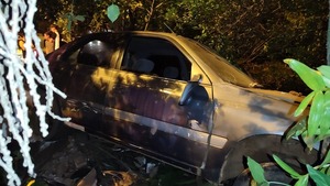 AUTOMÓVIL TERMINÓ EN UN PATIO TRAS PÉRDIDA DE CONTROL EN CNEL. BOGADO - Itapúa Noticias