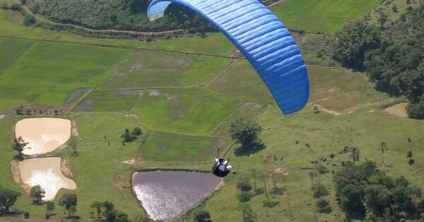 La Nación / Una persona murió tras la caída de un parapente en zona de Areguá