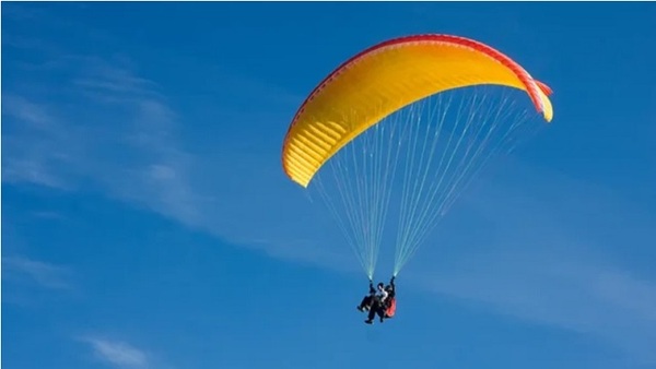 Hombre muere en accidente de parapente sobre el lago Ypacaraí - ADN Digital