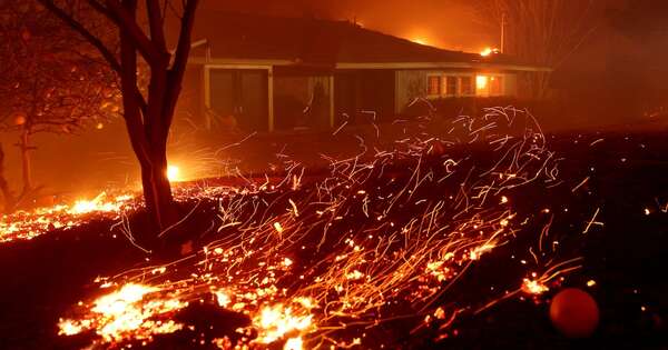La Nación / Los fuertes vientos de Santa Ana avivan los incendios de Los Ángeles