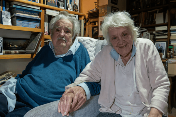 José Mujica recibió a un grupo de artistas que le cantaron en su chacra tras anunciar que tiene metástasis