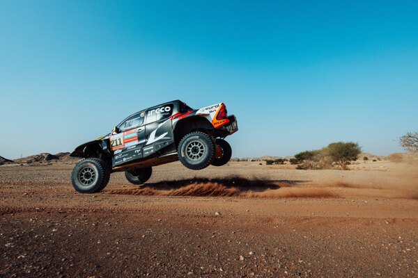 Versus / Henk Lategan gana la 8ª etapa en coches del Dakar y se afianza en el liderato
