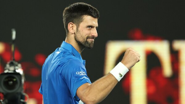 Versus / Djokovic se deja un set, pero avanza a segunda ronda en Australia