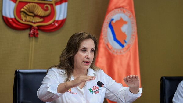 Fiscalía de Perú interroga a presidenta Boluarte en caso sobre su cirugía de nariz