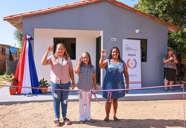 El Gobierno cumple el sueño de la casa propia a familias de Villeta, Itauguá y Luque • PARAGUAY TV